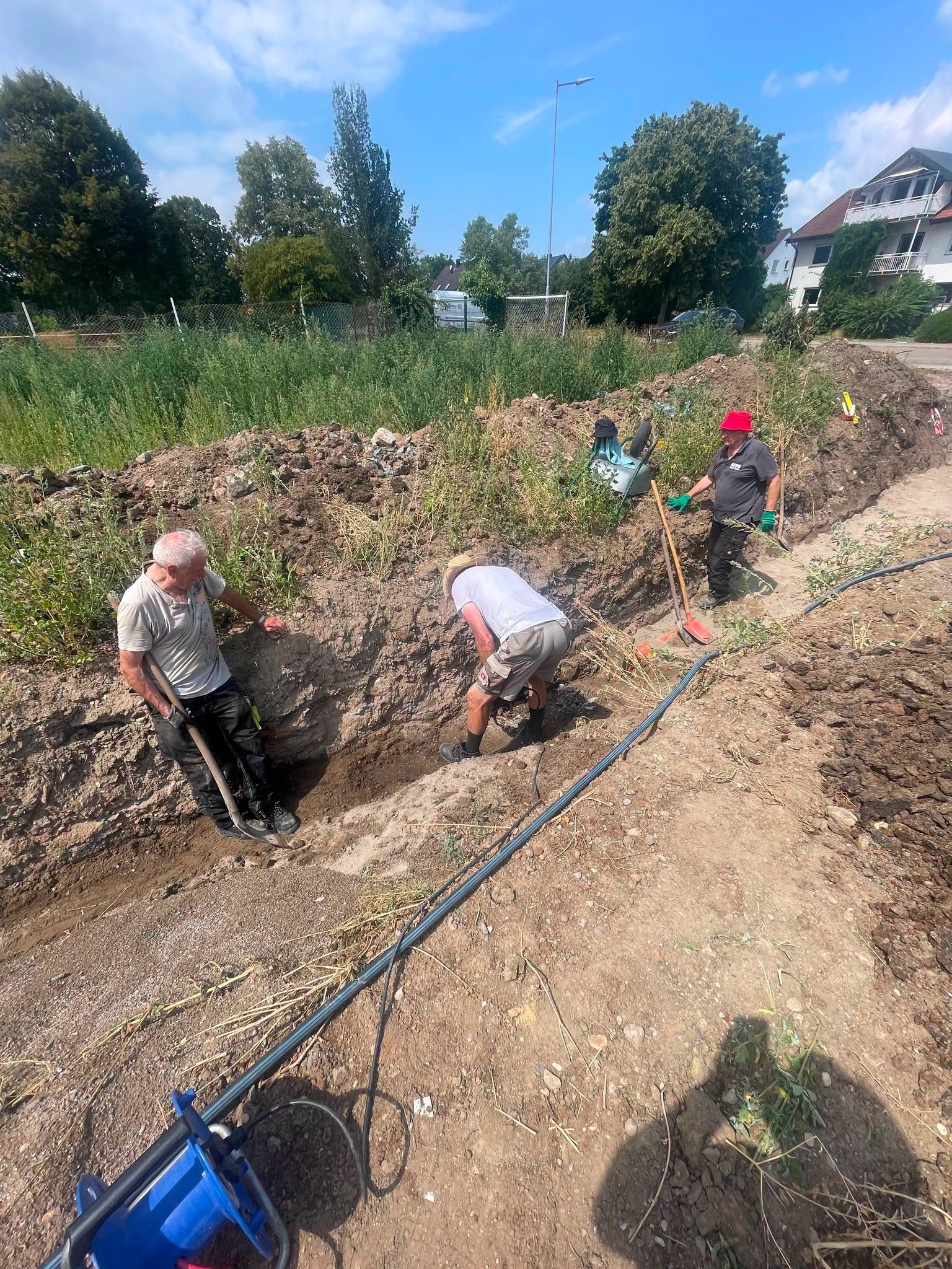 Ehrenamtliche Helfer heben den Graben für die Abwasserleitung zum Aus- und Weiterbildungszentrum aus