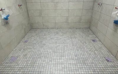 Es geht Schlag auf Schlag: Fliesen fertig, jetzt kommt die Sanitärinstallation