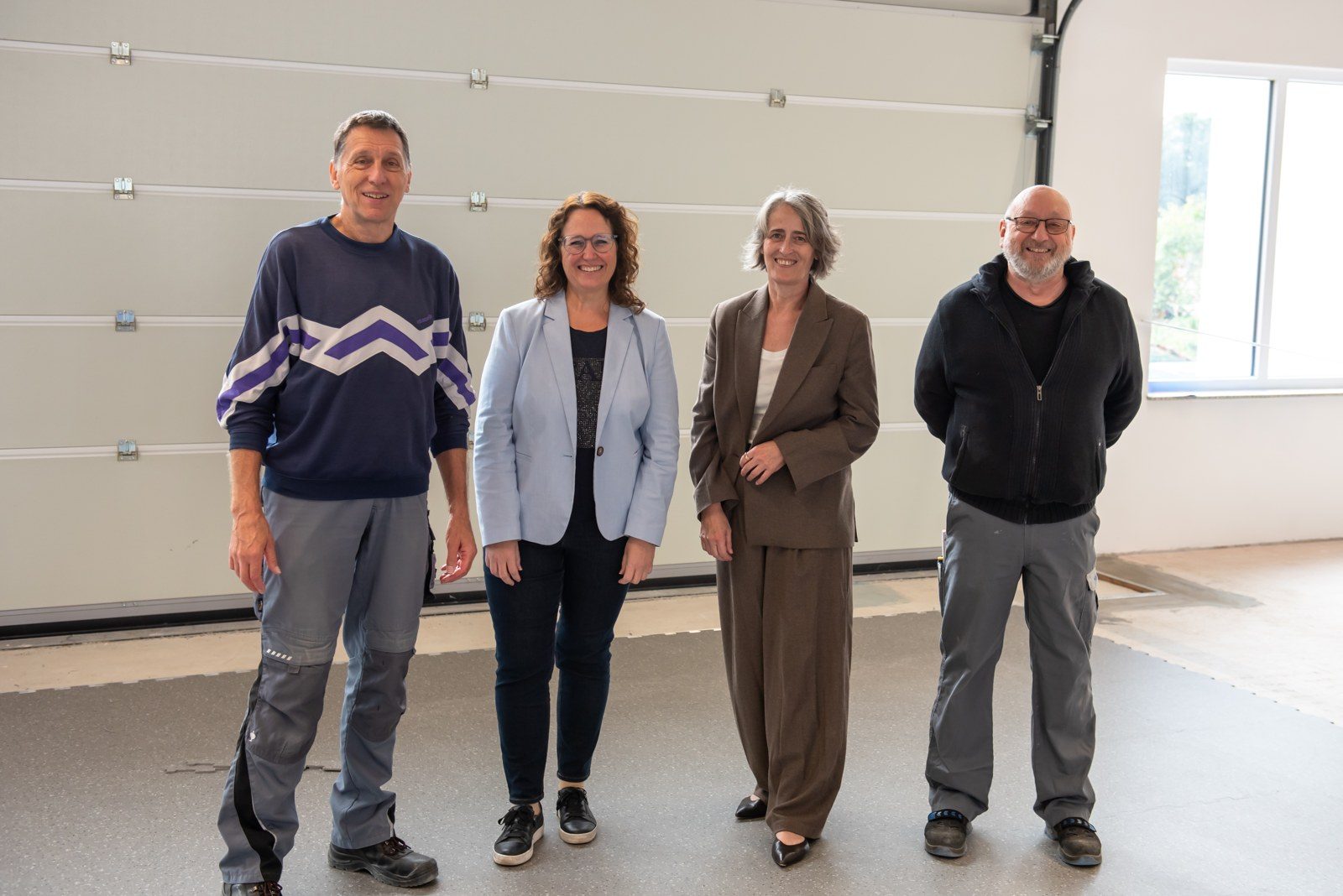Martin Thome, Sissy Hägele, Heike Bauer und Uwe Kettenmann stehen im neuen Aus- und Weiterbildungszentrum des TSV 1905 Rot