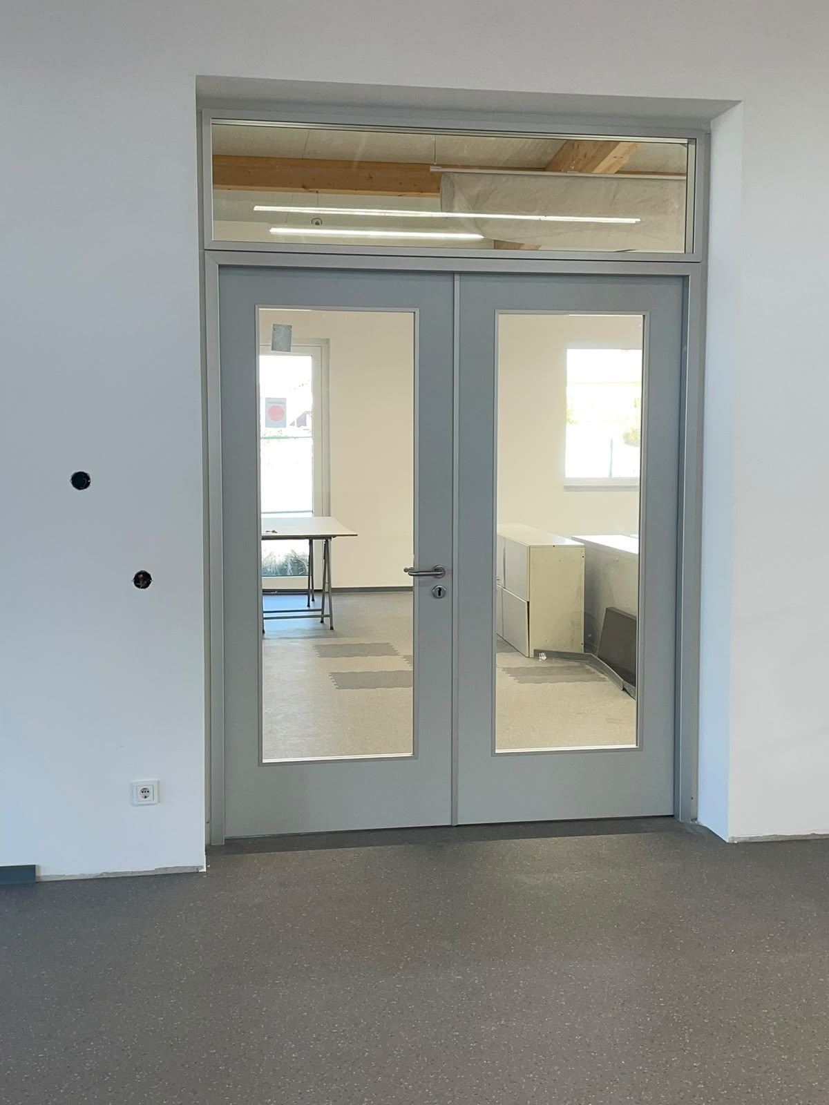Neu eingebaute verglaste Doppeltür mit Oberlicht im Aus- und Weiterbildungszentrum